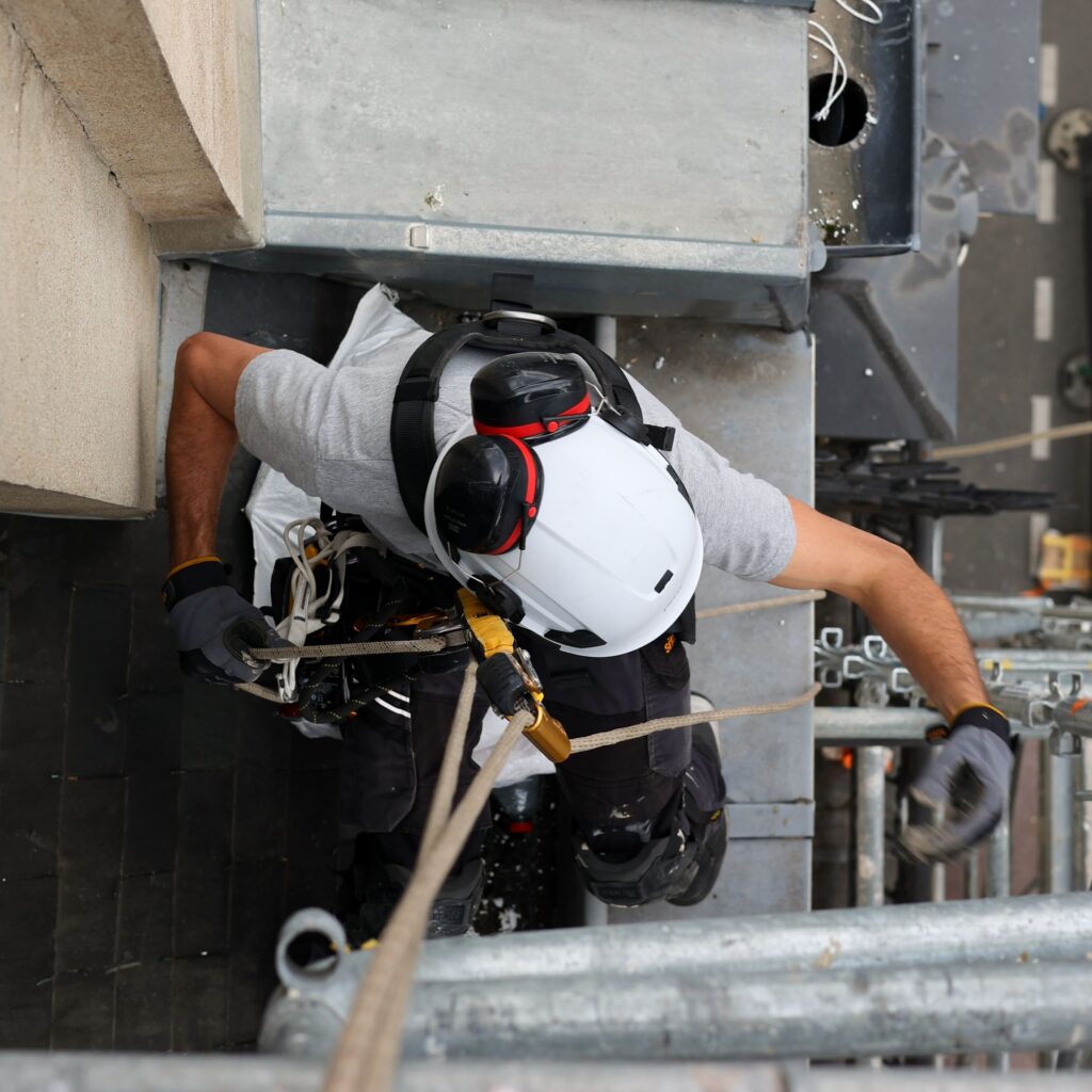 Cordiste Imper France travaillant sur la réparation d’une toiture en zinc