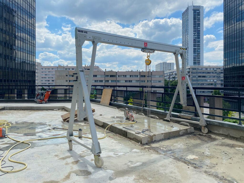 Installation des dalles d'une terrasse à La Défense par Imper France