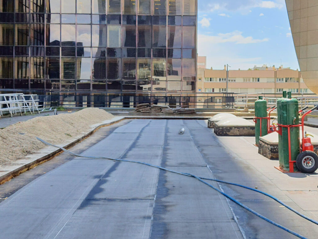 Etanchéité d'une terrasse accueillant du public à La Défense par Imper France