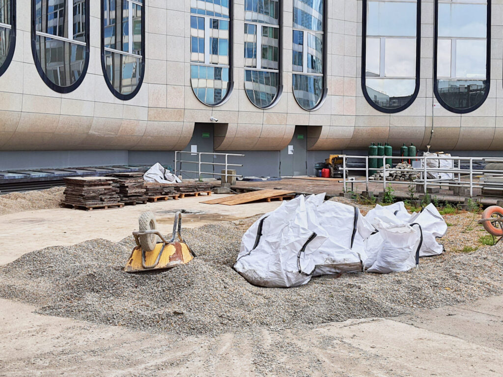 Terrasse en cours de rénovation à La Défense par Imper France